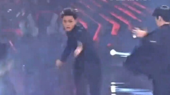 Come on, these two were idols back in the day! #HuangZitao #XuYiyang #EXO #Chuang #Roar