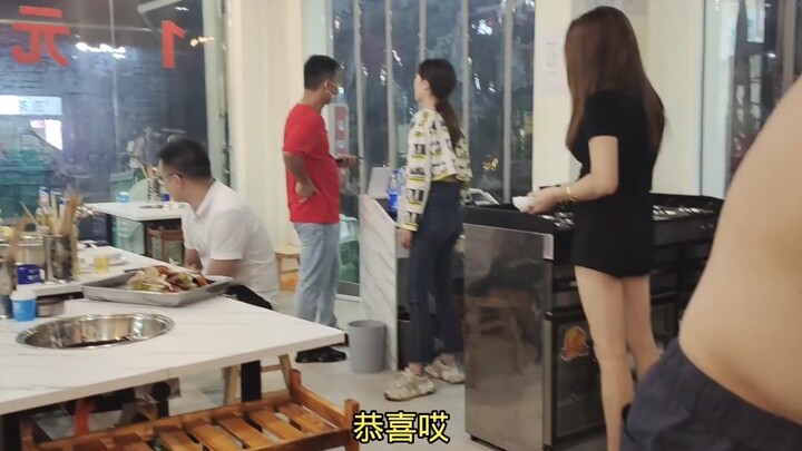 สองคนผู้พ่ายแพ้หลังเลิกงานมาที่ร้านของเจ้าของสาวสวย เพื่อแลกเปลี่ยนประสบการณ์ความล้มเหลว