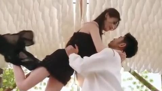 Gadis malang diburu dan tunawisma, CEO 30 tahun yang dingin membawanya pulang