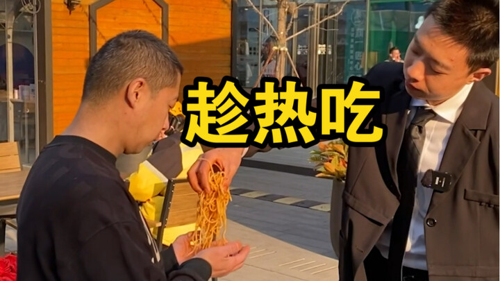 يجب أن تُحمل المعكرونة في يدك لتُؤكل