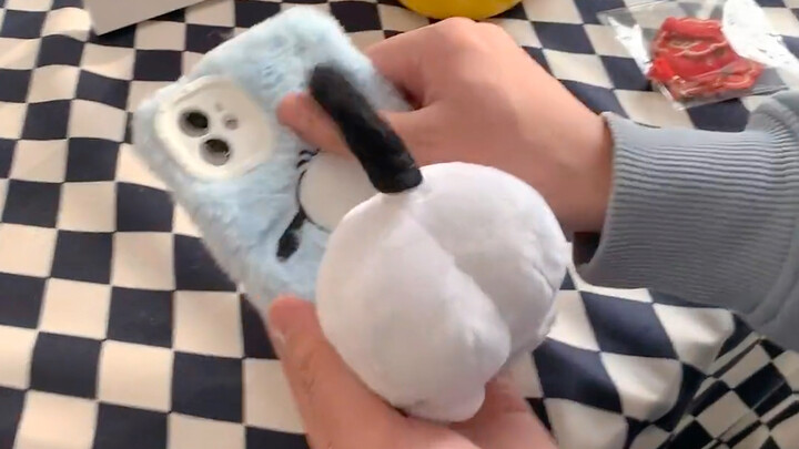 Ai mà từ chối được ốp điện thoại hình chó Pachac có mông cong nhỏ xinh cơ chứ!