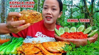 MUKBANG KEPALA IKAN KUAH PEDAS LALAPAN MENTAH SAMBAL TERASI#mukbanglalapan#makandikebun#asmr