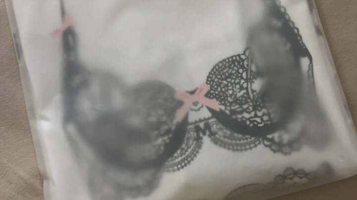 Thử mặc một chiếc áo rất trừu tượng, đừng like mà mất mặt đấy