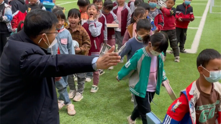 山区的孩子们第一次在学校吃上面条了！