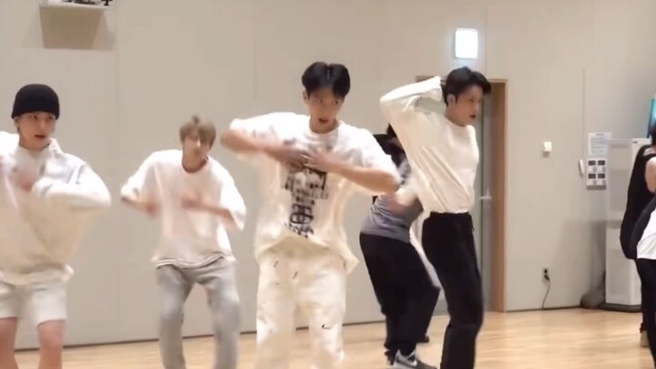 [SEVENTEEN] ท่าเต้นของเพลง "Hot" สบายมาก และดีต่อสายตาของฉันเป็นพิเศษ