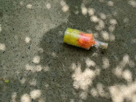 Momen pelepasan tekanan dengan ledakan botol di tangga