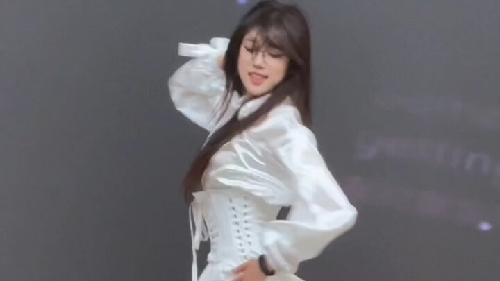 【جامعة تشجيانغ للمعلمين】: يا له من حظ رائع للشاب الذي يجلس في الصف الأول.