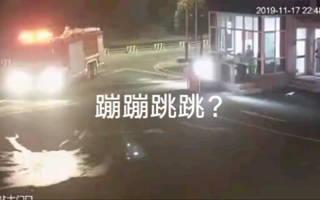 Anh lính cứu hỏa đáng yêu thế này sau khi đi làm nhiệm vụ về ư?