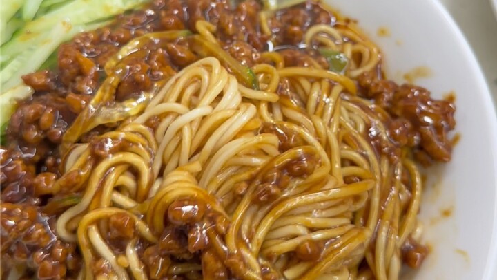 Even clumsy cooks can easily master this zhajiangmian! Hurry up and make it for your partner!