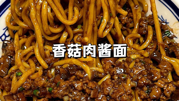 Cách làm món mì này thật thơm ngon, từng sợi mì được phủ đều sốt, cắn một miếng là thấy ngập tràn th