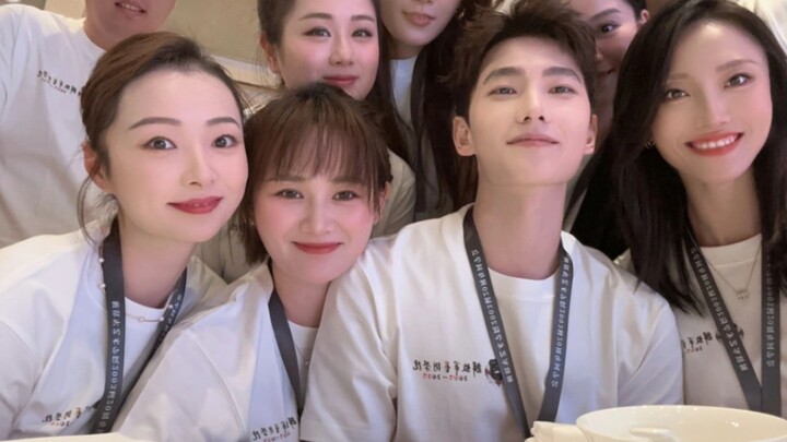 A real-life “You Are My Glory”! A big star throws a class reunion—more dreamy than the novel itself—