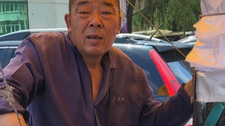 哈尔滨街头的铝盒饭，12块一份有各种小菜还送一瓶水。嘎嘎下饭