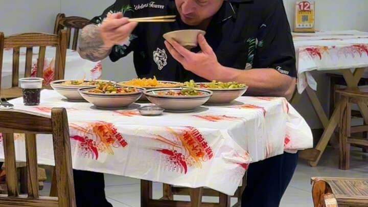 Kenapa dia sendiri yang makan begitu banyak