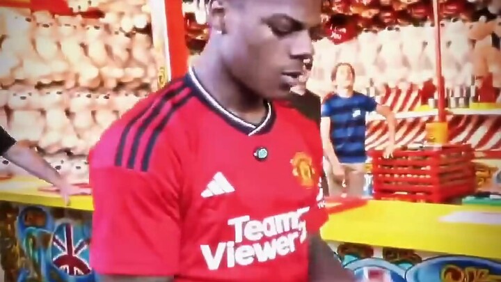 Anh chàng bị cường giáp thách đấu trên phố để giành quà tặng cho bạn gái Hàn Quốc!