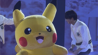 皮卡丘: 元元救我！耳朵好痛！兩個小可愛一起跳one and only