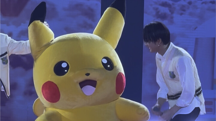 皮卡丘: 元元救我！耳朵好痛！兩個小可愛一起跳one and only