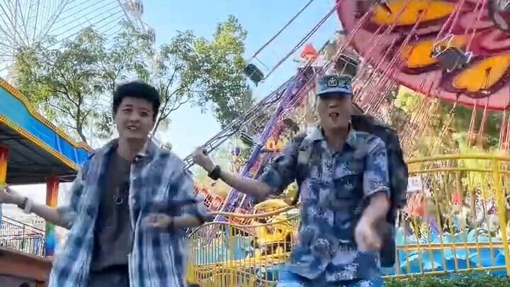 520 Spicy female soldiers and soy sauce male soldiers show their talents in the park