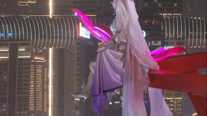 Doesn't anyone think the streamer is really brave?