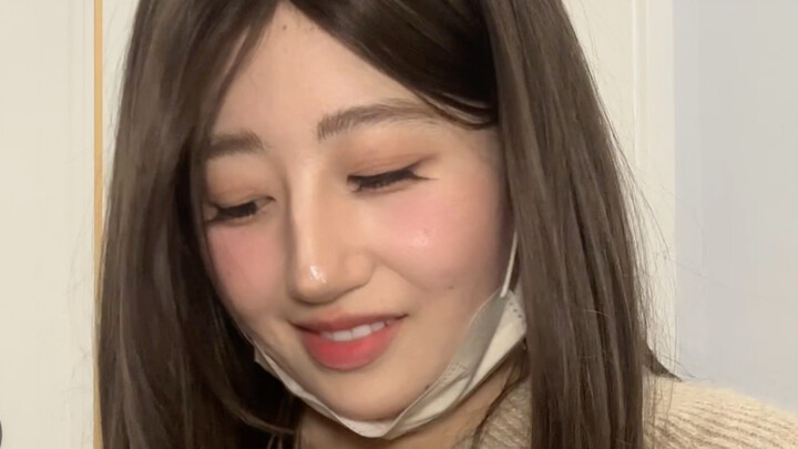 Meskipun kamu hanya pemeran figuran biasa, wajahmu begitu memesona sehingga penata rias di lokasi sy