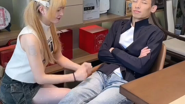 It turns out that Brother Bao is not broadcasting because he went to get a massage from technician N