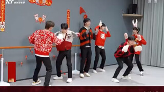 #时代少年团# 与原版对比《Dancing with a rabbit 》是《Dancing with a stranger》 的2.0，这熟悉的队形