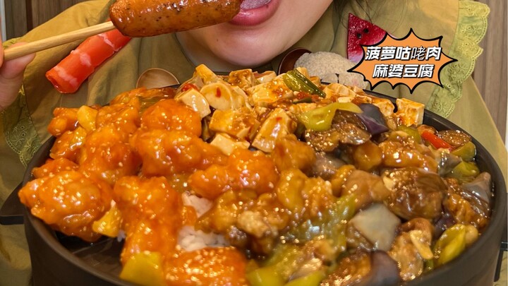 Cơm phủ thịt kho cà tím, thịt chua ngọt dứa, đậu phụ Ma Bà, xúc xích nướng