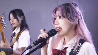 Band wanita pertama di seluruh jaringan memainkan episode langsung dari episode kelima "Lonely Rock"