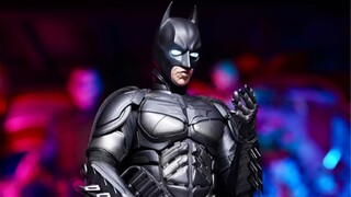 A detailed review of HOTTOYS Batman DX19. This time we also took out DX12 and the Batman set for a c