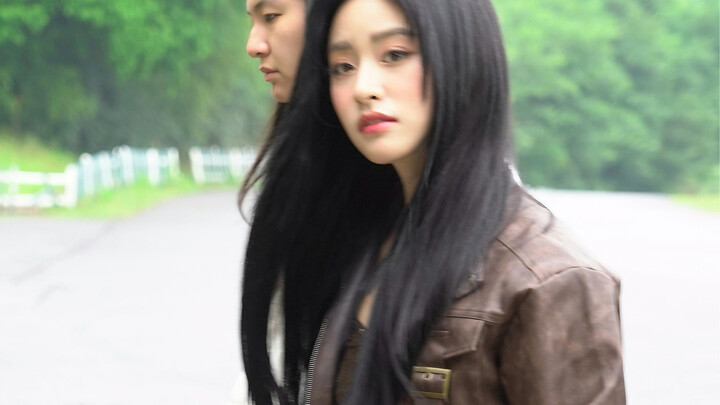 Sweet girls are nothing! A stoic, cool expression is her ultimate “plastic surgery”!