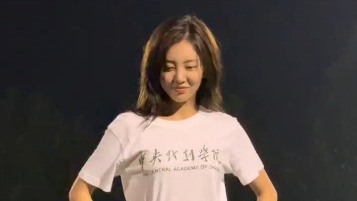 RED Li Qianyu dances the camouflage version of Diamonds in the military training of the Central Acad