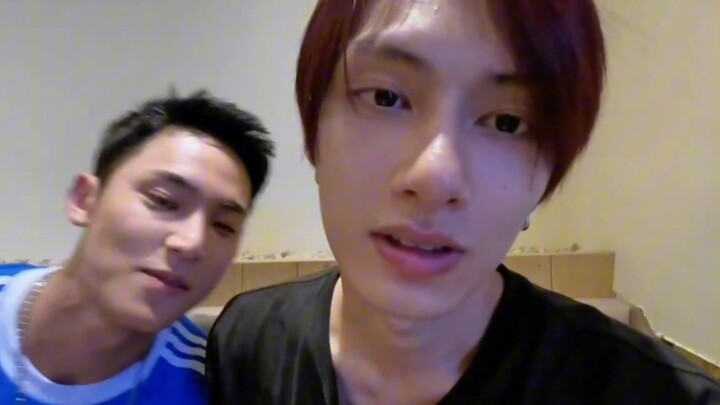 Sao Văn Tuấn Huy ra ngoài dạo phố mà vẫn có thể tình cờ gặp đồng đội vậy?