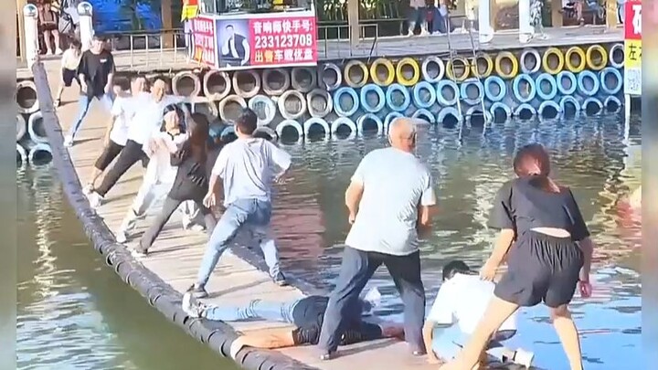 Khoảnh khắc xấu hổ đến mức “chết xã hội” ở công viên nước, ngại quá, mau tìm một khe nứt mà chui xuố