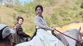 "Le You Yuan" karya Xu Kai & Jing Tian: Keduanya menunggang kuda dengan penampilan heroik, dan rasa 