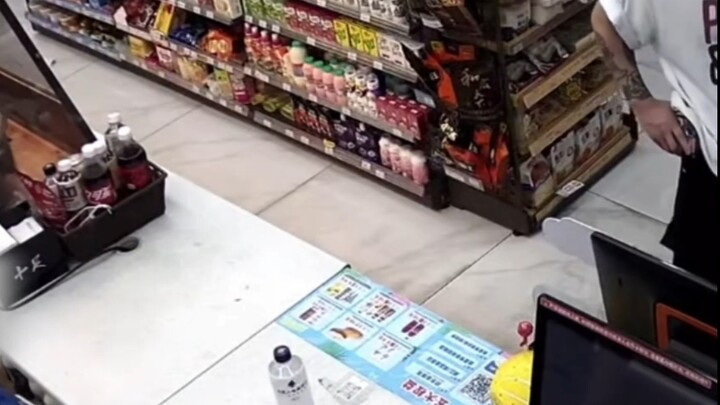 ลูกค้าเดินเข้าร้านสะดวกซื้อแล้วผลักประตูที่เสียอยู่ จนพนักงานโวยวาย ภาพจากอินเทอร์เน็ต