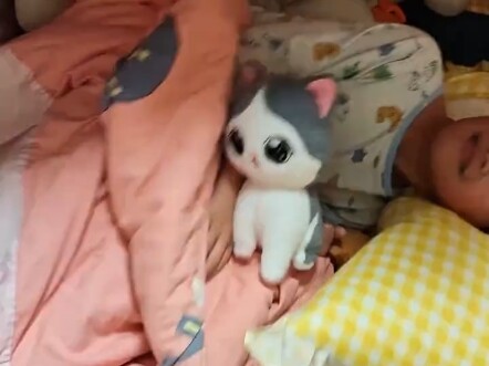 Little Shaobing secretly reads in bed—she’s hooked and can’t break the habit. Brother Shaobing keeps