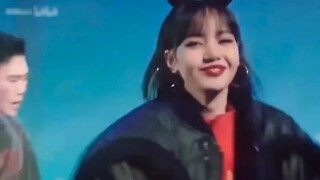 [Lisa and dancers] How many people want to be possessed by these dancers at this moment?