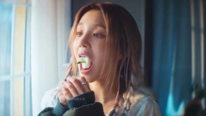 سونغ يوي تشي: ما الخطأ الذي ارتكبته؟ الأختان الكبيرتان: أنتِ لطيفة جدًا! ميني: أنا أحب يوي تشي اللطي