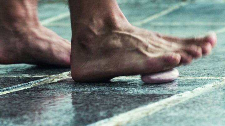 A top killer stepped on a piece of soap and his fate was rewritten from then on. The ending is so fu