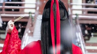 “她一袭红衣从城墙坠落，随他而去，下一世，等我来嫁给你......”