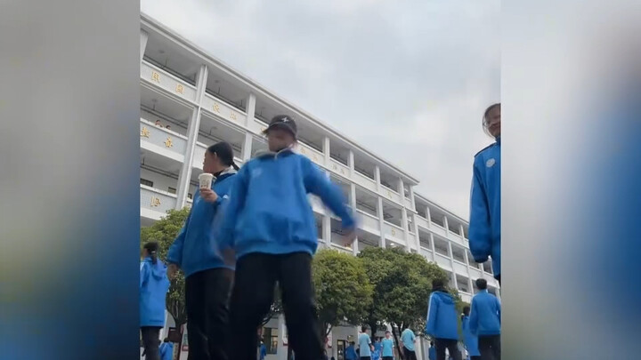 Điểm danh những vũ công “hồn bay phách lạc” luôn xuất hiện khắp khuôn viên trường: “Tiểu Soái Dao” –