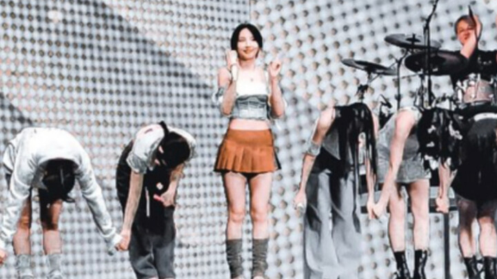 Lin Nayeon: Hi (giving a peace sign)