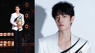 Xiao Zhan bước lên sân khấu nhận giải thưởng: " Nam diễn viên xuất sắc của năm"