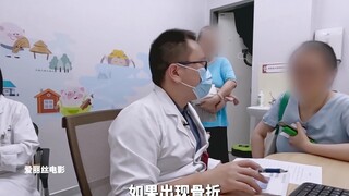 Em bé hai tháng tuổi rơi khỏi giường và ngủ thiếp đi nhanh chóng mà không khóc