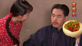 Old Master Bai eats steamed corn bread so deliciously! Eating with someone you like makes everything