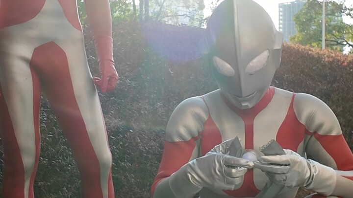 عملاق الضوء يُصلح رأس عملاق ضوء آخر في وسط الضوء