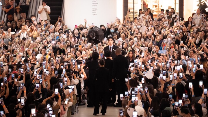 Đẹp trai đến mức ngoạn mục! Fan Thái Lan đồng loạt quỳ xuống ngước nhìn, hò hét ầm ĩ, khiến truyền t