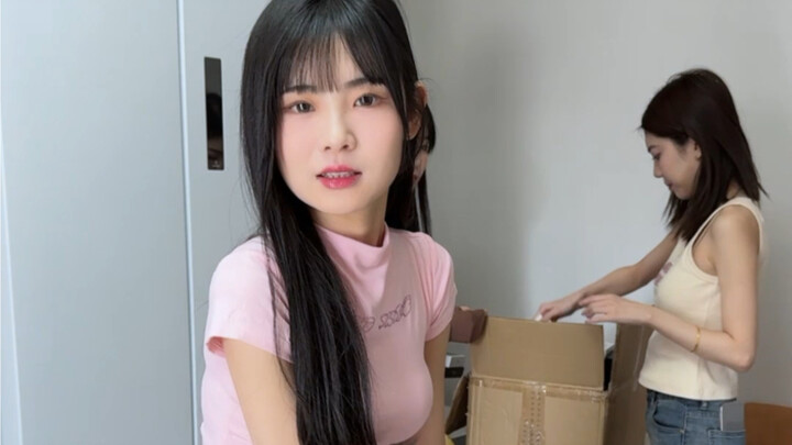 女同事们帮我搬家。