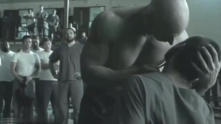 Movie: The prison bully bullies the new prisoner, but the new prisoner is even more ruthless than hi