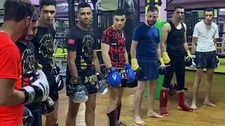 硬汉之间的拳击游戏....心疼最后被夹在中间的小哥