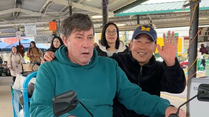 Buổi bán hàng cuối cùng trong năm nay đã kết thúc rồi! Trời ở Mỹ lạnh quá, hy vọng bánh thịt Hương H